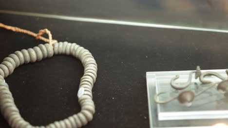 Nahaufnahmen-Von-Armbändern,-Halsketten-Und-Ohrringen-Im-Antiken-Thailändischen-Nordöstlichen-Stil