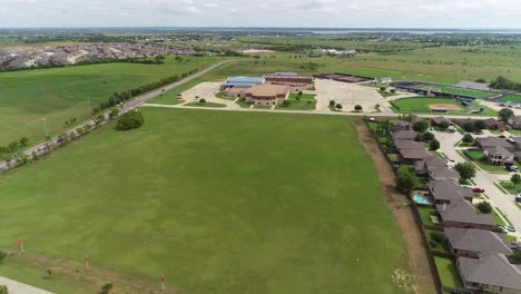 Luftflug-über-Die-Sanger-Highschool-In-Sanger,-Texas