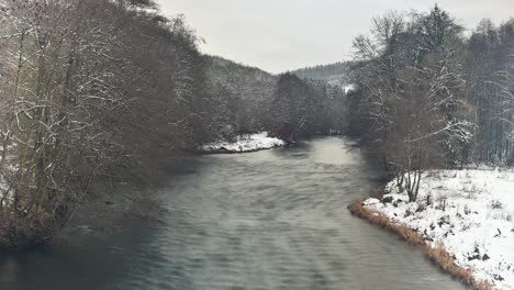 Seidig-Glatter-Gebirgsfluss-Im-Zeitraffer-In-Der-Wintersaison