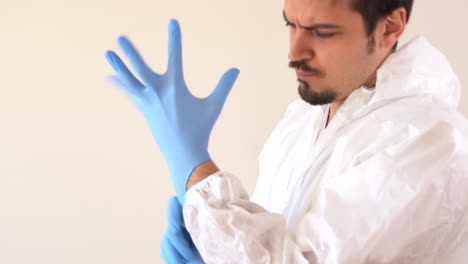 Arzt-Im-PSA-Anzug,-Der-Blaue-Latexhandschuhe-Anzieht