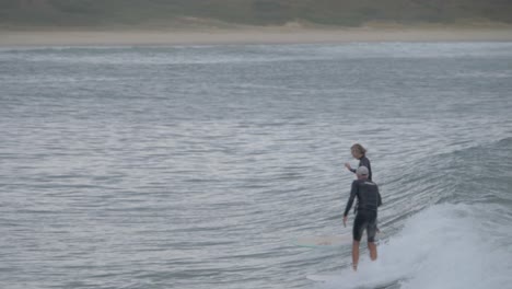 Surfer-Reiten-Auf-Perfekten-Meereswellen-An-Der-Goldküste-–-Surfspot-In-New-South-Wales,-Australien-–-Zeitlupe