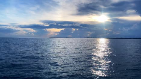 Wunderschöne-Wolkenformation-Am-Horizont-über-Dem-Blauen-Ozean-In-Florida-Keys,-USA