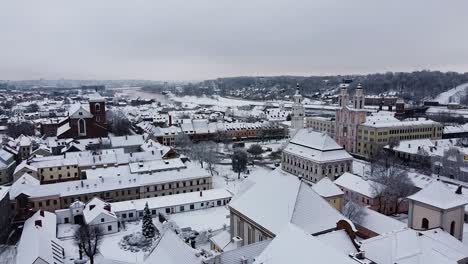 Drone-ascends-and-reveals-beautiful-downtown-of-Kaunas-city,-Lithuania