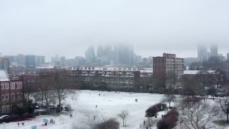 Aufsteigende-Luftdrohnenaufnahme-Der-Stadt-London,-Schneetag-Im-Januar