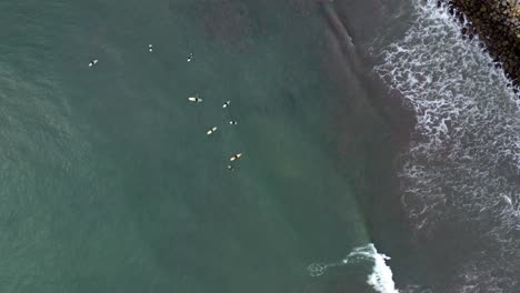 Luftaufnahme:-Drohne,-Surfer-Brechen-Die-Wellen,-Ruhige-Sicht