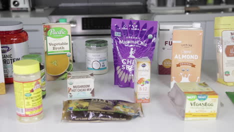 Gesundheits-Superdiät-Lebensmittel-Und--Produkte-Werden-In-Der-Weißen-Küche-Angezeigt,-Pfanne-Links