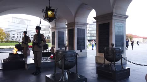 The-inside-of-Tomb-of-the-Unknown-Soldier-with-two-guards-standing-and-the-eternal-fire-in-Warsaw,-Poland