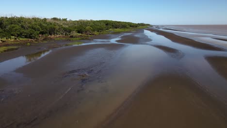 Vorwärts-Aufsteigende-Luftaufnahmen-Von-Sandbänken-Und-Wäldern-Am-Rio-De-La-Plata