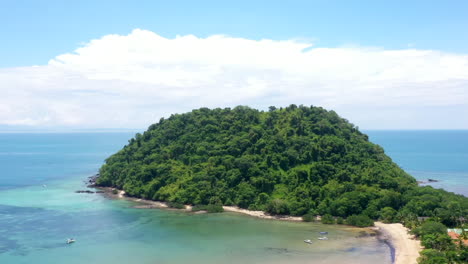 Tiro-Giratorio-De-Hiperlapso-De-Una-Pequeña-Isla-Tropical-En-El-Océano-índico-Frente-A-Madagascar
