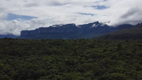 Aerial-view-of-the-Auyantepuy-mesa-and-Amazon-cloud-rainforest,-Canaima-National-park,-Venezuela,-forward