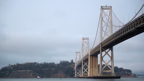 San-Francisco-Bay-Bridge-An-Einem-Bewölkten-Tag,-Kalifornien-05
