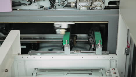 Die-Grüne-Leiterplatte-Wird-Von-Einem-Automatisierten-Industrieroboter-Zur-Komponentenplatzierung-Und-Zum-Lötbad-Beschickt