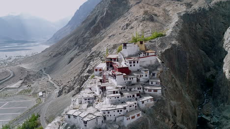 Vista-Aérea-De-Un-Hermoso-Y-Antiguo-Monasterio-Budista-En-Una-Montaña-En-Ladakh-Con-Vista-Al-Valle-En-Segundo-Plano