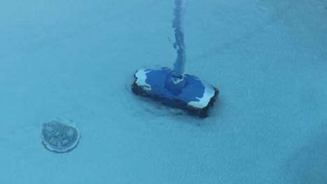 Robot-automatic-pool-vacuum-luxury-spinning-around