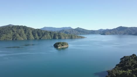 Picton,-New-Zealand-on-a-blue-sky-sunny-day-with-no-people
