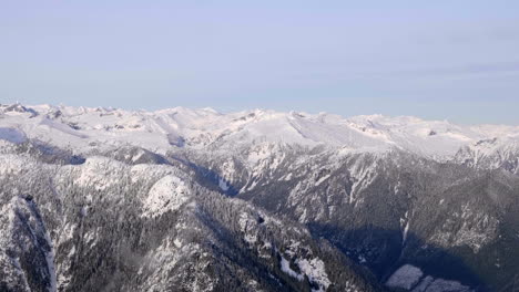 Verschneite-Hohe-Berge-Entlang-Des-Ruhigen-Flusses-In-Der-Nähe-Von-Squamish-Im-Whistler-Gebiet-In-British-Columbia,-Kanada