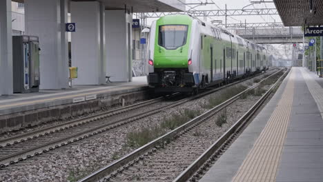 Ein-Regionalzug,-Der-Vom-Bahnhof-Arcore-In-Norditalien-Abfährt