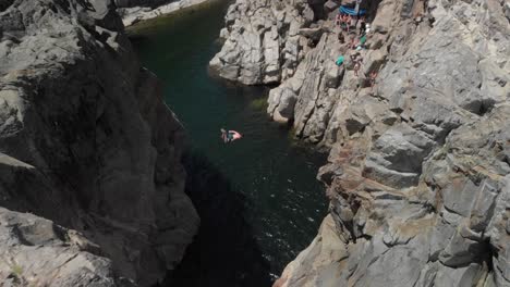 Crowd-watches-cliff-jumper-at-sunny-Emerald-Pools-on-Yuba-River