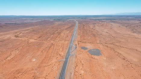 Karoo-Halbwüste-In-Südafrika,-Drohnenschwenkaufnahme-Von-Links-Nach-Rechts,-Hohe-Aufnahme