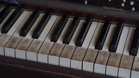 Alte-Klaviertasten-In-Zeitlupe