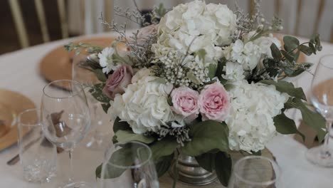 Eleganter-Blumenstrauß-Auf-Einem-Gedeckten-Tisch-Bei-Einem-Empfang-Im-Montpellier-Manoir-In-Quebec