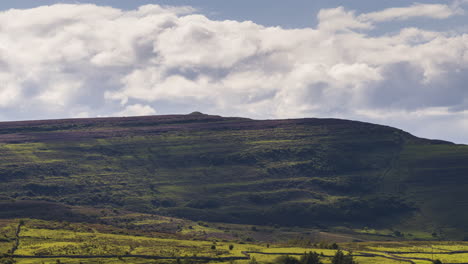Lapso-De-Tiempo-Del-Paisaje-Rural-De-La-Ladera-En-Un-Día-Soleado-De-Verano-Con-Nubes-Pasajeras-En-Irlanda