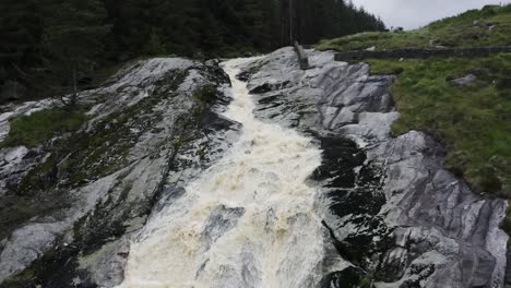 Glenmacnass-Wasserfall-In-Den-Wicklow-Mountains,-Irland