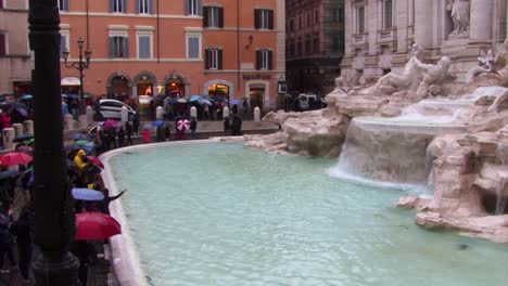 Tourists-visiting-Trevi-Fountain-in-a-rainy-day,-Rome,-Italy