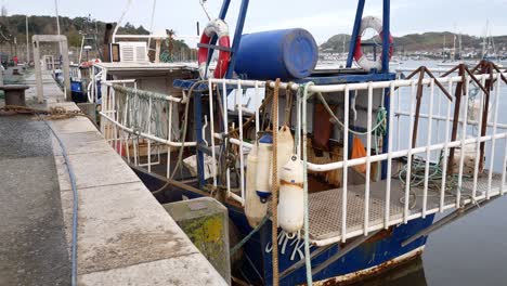 Barco-De-Pesca-Comercial-Amarrado-En-El-Puerto-De-Conwy-North-Wales