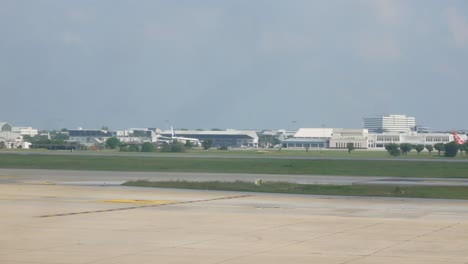 Landschaftsansicht-Im-Internationalen-Flughafen-Don-Muang-In-Bangkok,-Thailand-Mit-Flugzeugstart-Vom-Flughafen