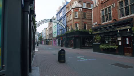 Lockdown-in-London,-deserted-Carnaby-Street,-Soho,-with-closed-shops,-pub-and-retail-stores,-during-the-COVID-19-2020-pandemic