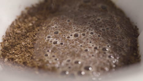 Nahaufnahme-Von-Heißem-Wasser,-Das-Auf-Den-Kaffee-Gegossen-Wird