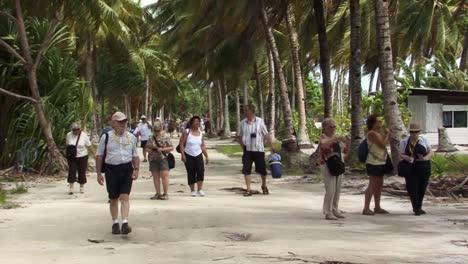 Kreuzfahrttouristen-Besuchen-Die-Insel-Fanning,-Republik-Kiribati