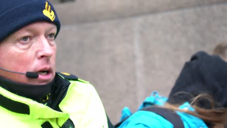Niederländischer-Polizist-Verhaftet-Einen-Demonstranten-In-Den-Haag,-Niederlande