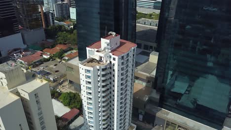 Städtischer-Wohnhochhaus,-Umgeben-Von-Modernen-Gebäuden-Im-Finanzviertel-Von-Panama-City