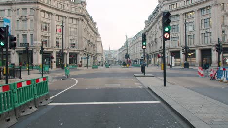 Lockdown-in-London,-closed-shops-and-stores-in-deserted-Oxford-Circus-and-Regent-Street,-during-the-Coronavirus-pandemic-2020