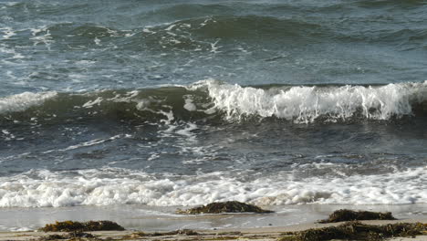 Wellen,-Die-Am-Strand-Krachen