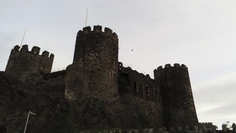 Historisches-Mittelalterliches-Conwy-Castle,-Wahrzeichen,-Luftaufnahme,-Niedriger-Winkel,-Rechter-Dolly