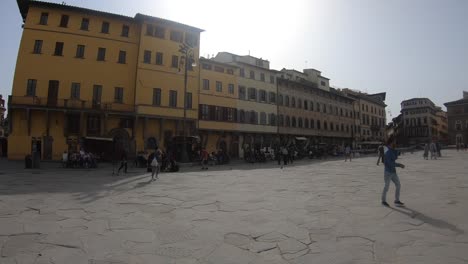 Diferentes-Vistas-De-Piazza-Della-Santa-Croce-Nos-Dan-Una-Perspectiva-De-Este-Sitio-Del-Patrimonio-Mundial-De-La-Unesco-Que-Se-Encuentra-En-El-Centro-De-Florencia,-Italia