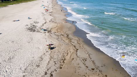 Lugar-De-Vacaciones-De-Florida-Para-Turistas-En-Cocoa-Beach-Ocean-Coast,-Antena