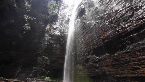 Herrliche-Geheime-Wasserfälle-Mit-Einer-Schwimmenden-Frau-Im-Senegal,-Afrika