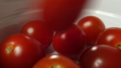 Muchos-Tomates-Pequeños-Para-Ensalada-Caen-En-Un-Tazón-Hasta-Llenarse