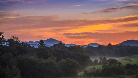 Espectacular-Amanecer-Sobre-Las-Montañas-Blue-Ridge-Asheville-Carolina-Del-Norte-Lapso-De-Tiempo