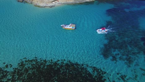 Un-Barco-A-Motor-Navegando-En-La-Laguna-Azul-De-Malta