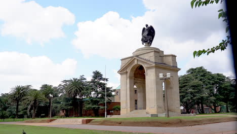 Edificio-Del-Monumento-De-La-Estatua-Del-ángel,-Tiro-Panorámico-De-Derecha-A-Izquierda-Anglo-Boer-War-Memorial