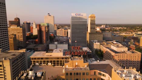 Luftaufnahme-Des-Peabody-Hotels-In-Memphis,-Tennessee-Bei-Sonnenuntergang