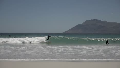 Zeitlupensurfen-Entlang-Der-Küste-Südafrikas