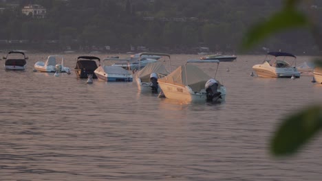 Boote-Liegen-In-Einem-Wunderschönen-Sonnenuntergang-Am-Gardasee-In-Norditalien-Vor-Anker