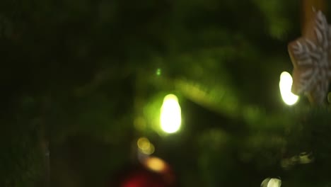 Primer-Plano-Del-árbol-De-Navidad-Desenfocado-Con-Luces-De-Navidad-Bokeh