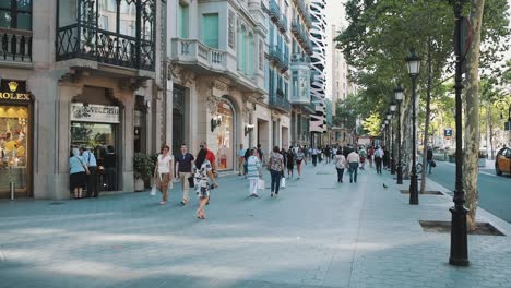Menschen,-Die-Auf-Dem-Paseo-De-Gracia,-Barcelona,-Spazieren-Gehen-Und-Einkaufen